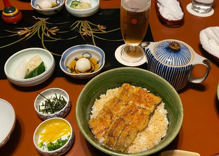 A serving of eel over rice and side dishes at Nodaiwa Azabu Iikura Honten.